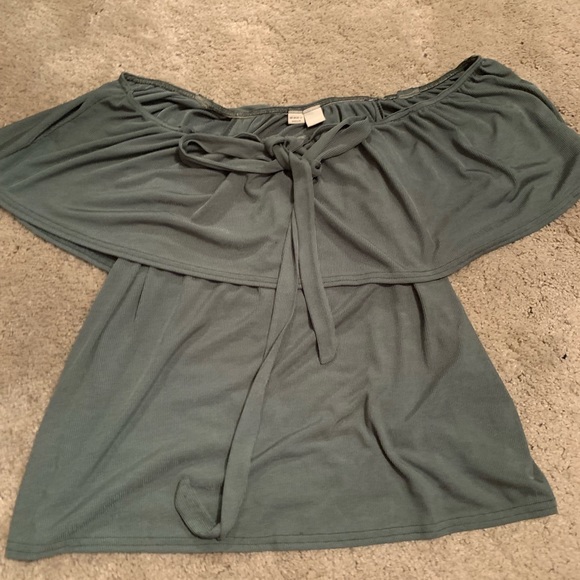 Off the shoulder beautiful top! Very stretchy! 1x - Picture 2 of 4